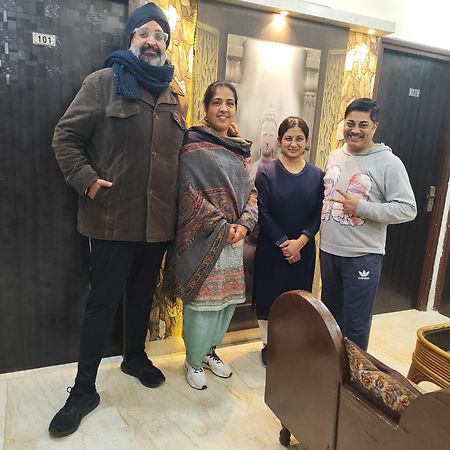 4N Homestay- Golden Temple View アムリトサル エクステリア 写真